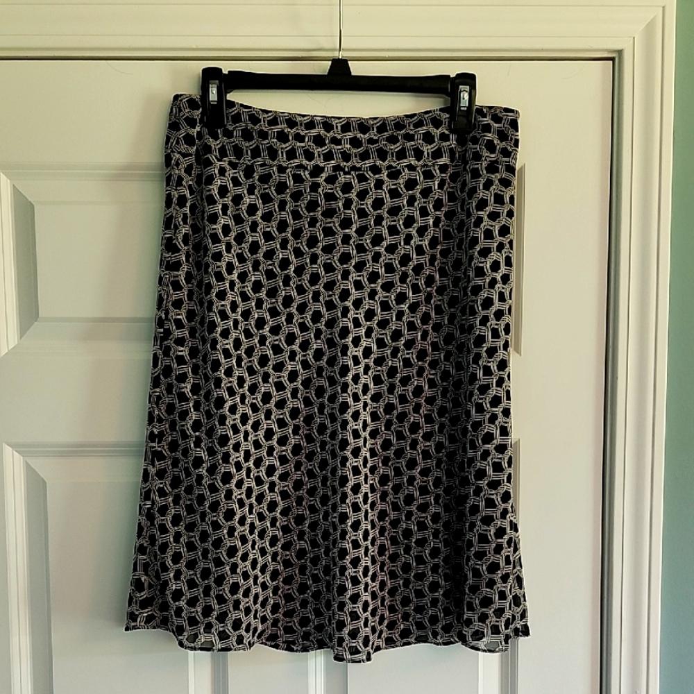 10.00 Sale Ann Taylor Black and White Patterned Skirt W/ Black Lining.